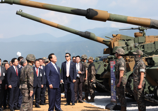 윤석열 대통령이 15일 경기 포천 승진훈련장에서 '2023 연합·합동 화력격멸훈련'을 주관한 뒤 K9A1 자주포, 무인 무기체계, 천무, 천궁와 미측의 MLRS 등 한미 양국 군의 주요 무기체계 및 장비를 관람하고 있다.연합뉴스